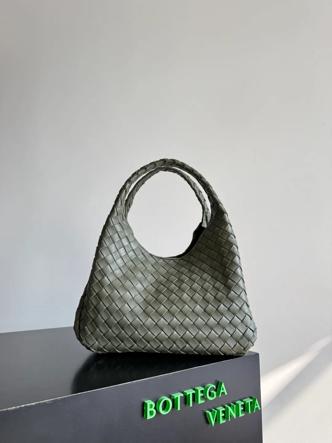 Batch 2160 new products are coming! BOTTEGA VENETA Bottega Veneta's 2025 new Campana shoulder bag is on the market~ First of all, I would like to praise the weight of this bag. As a not too small bag, it is very light for daily use. For people like me who need to carry a lot of belongings when going out, this advantage is great, and it greatly reduces the burden of traveling. 🛍️The shape is a bit like a combination of parachute and jodie. The blunt triangle shape is cute and honest. Carrying it on your back when going shopping is a good mood accelerator. The handles and body of the bag are both classic weaves. A tie is added to the original open design. If it is not tied up, the bag will look like a small vegetable basket when carried. Style number: 844249 Size: 33*20*16.5cm